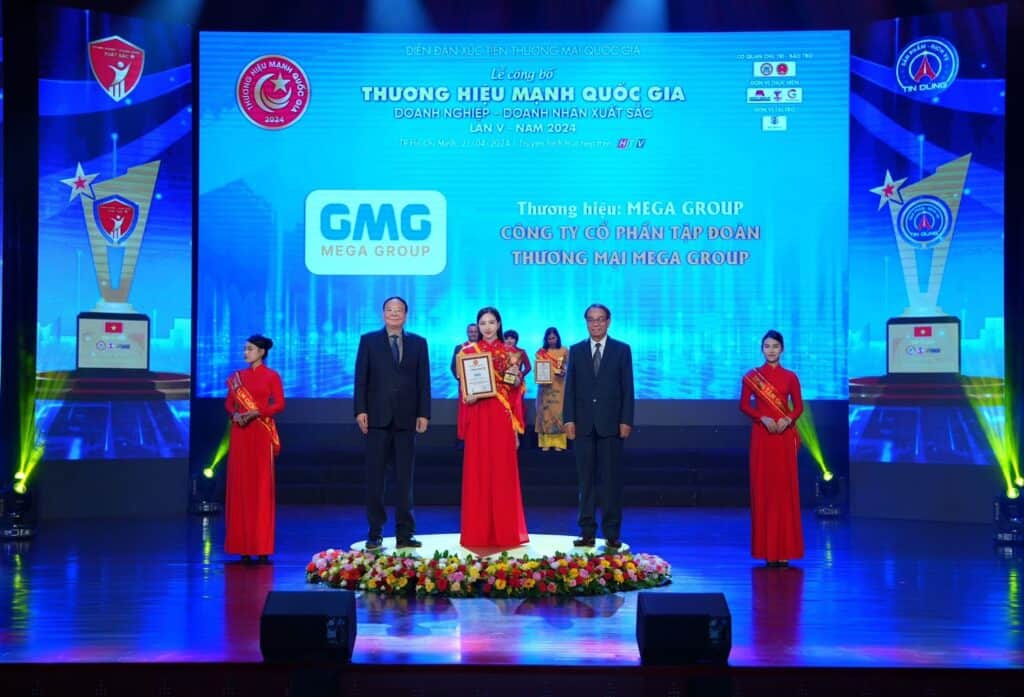 Bà Thái Khánh Linh – Tổng Giám Đốc Công ty Cổ phần Tập đoàn Thương mại Mega Group nhận bằng khen, và cup vinh danh Top 10 thương hiệu mạnh năm 2024. 